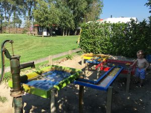 EEn waterspeeltafel op een kleine camping noord holland