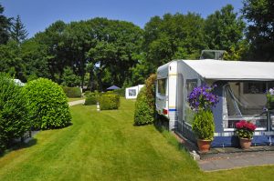 een staplaats met een caravan op de natuurcamping gelderland