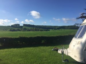 groene velden en een caravan op de minicamping