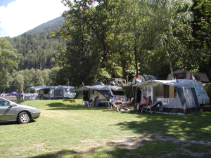 Caravans en een auto op de kleine camping in Oostenrijk