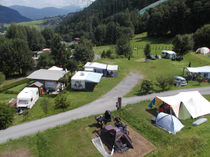 Een luchtfoto van de kleine camping in Oostenrijk