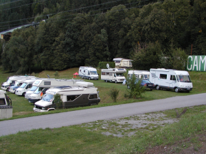 Campers op een rijtje op de kleine camping in Oostenrijk