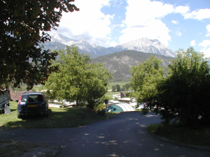 Uitzicht op bergen op de kleine camping in Oostenrijk