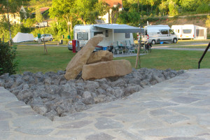 Grote stenen op de kleine camping in Luxemburg