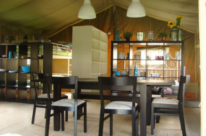 De safaritent van binnen op de kleine camping in Luxemburg