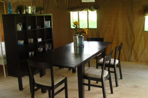 Een eettafel in een safaritent op de kleine camping in Luxemburg