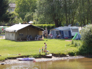 Tenten aan het water bij de kleine camping in Luxemburg
