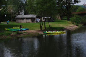 Kano's aan de rivier op de kleine camping in Luxemburg