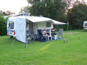 Een witte caravan op de minicamping in Gelderland