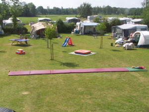 Een lange speelmat op de mincamping in Gelderland