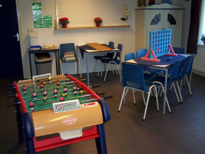 Tafelvoetbal en vier-op-een-rij op de mincamping in Gelderland