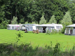 Een rij met caravans op de kleine camping in Gelderland