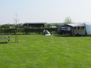Het kampeerterrein van de kleine camping in Gelderland