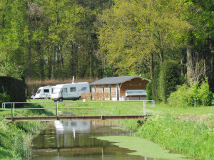 Een brug over de sloot op de kleine camping in Gelderland