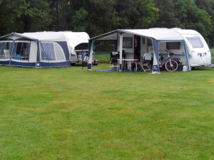 Twee caravans in het gras op de mincamping in Gelderland