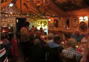 Druk in het cafe van de boerencamping in Brabant