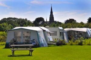 Caravans op de kleine camping in Gelderland