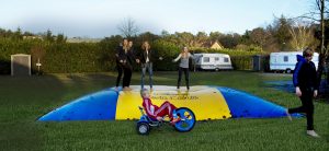springen op het springkussen op de minicamping