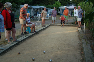 Mensen spelen jeu de boules op de boerencamping Brabant