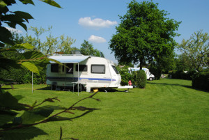 Een witte caravan op de natuurcamping Gelderland