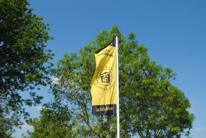 Een gele vlag op de natuurcamping Gelderland