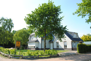 Een groot wit gebouw op de natuurcamping Gelderland