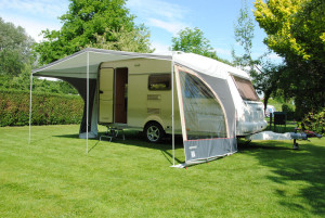 Een caravan op de natuurcamping Gelderland