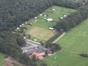 Een luchtfoto van de kleine camping Overijssel