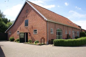 Een grote boerderij op de kleine camping Brabant