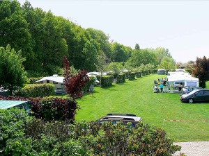 Het kampeerterrein van de kleine camping Gelderland