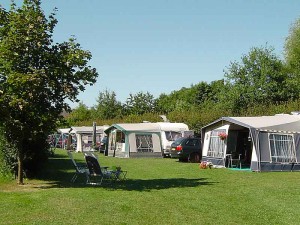 Caravans en tenten op de kleine camping Gelderland