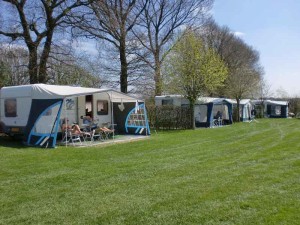 Caravans met voortenten op de kleine camping Brabant