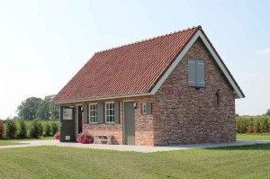 Een stenen gebouw op de kleine camping Brabant