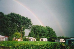 Een regenboog op de kleine camping Brabant