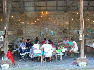 Gezelligheid aan tafel bij de kleine camping Gelderland