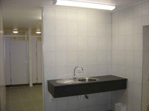 Het sanitairgebouw op de minicamping Gelderland