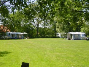 Het kampeerterrein met caravans op de kleine camping Overijssel