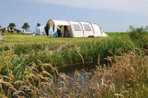 Een koepeltent op de kleine camping Friesland