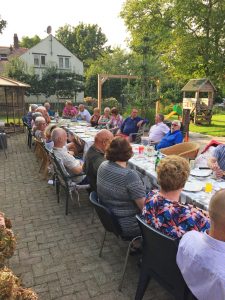 Een grote groep aan tafel op de natuurcamping gelderland