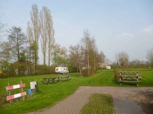 Picknicktafels in het gras op de boerencamping Gelderland