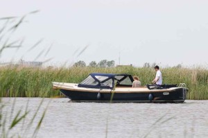 Een boot in het water bij de kleine camping Friesland