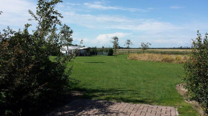 Het groene kampeerveld van de kleine camping Zeeland