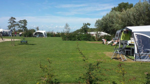 Het kampeerterrein van de kleine camping Zeeland