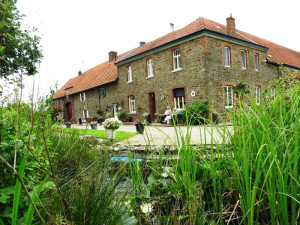 Een oud stenen gebouw op de kleine camping Limburg