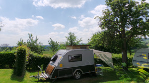 Een kleine caravan op de kleine camping Limburg