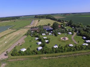 een luchtfoto van de groene velden van de minicamping