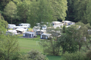 Caravans en tenten op de kleine camping Luxemburg