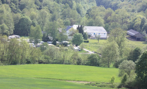 Het glooiende landschap van de kleine camping Luxemburg