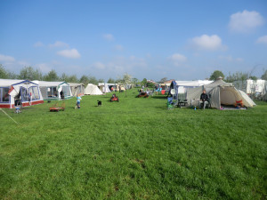 Tenten en caravans op de boerencamping Utrecht