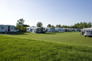 Caravans en tenten op de boerencamping Gelderland
